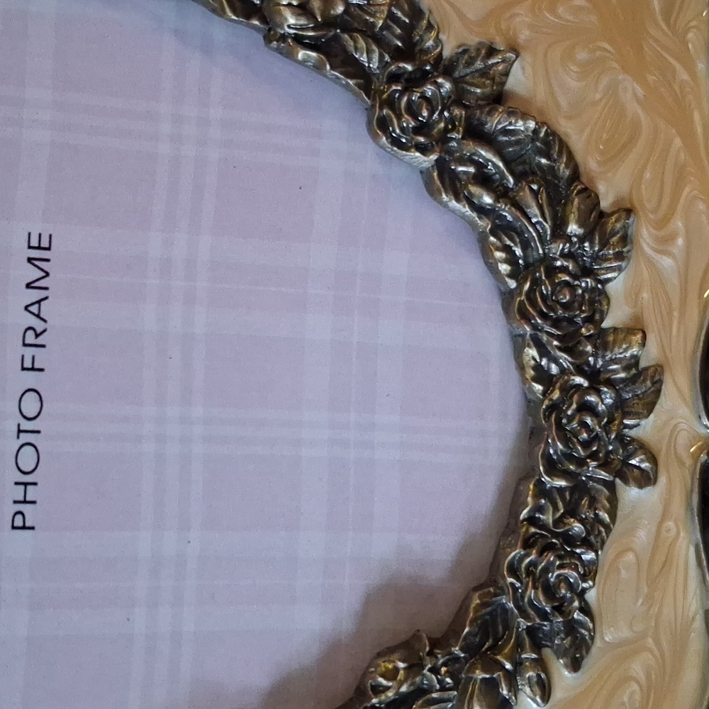 Vintage One Of A Kind! Cream and Silver Photo Frame - Picture 2 of 4
